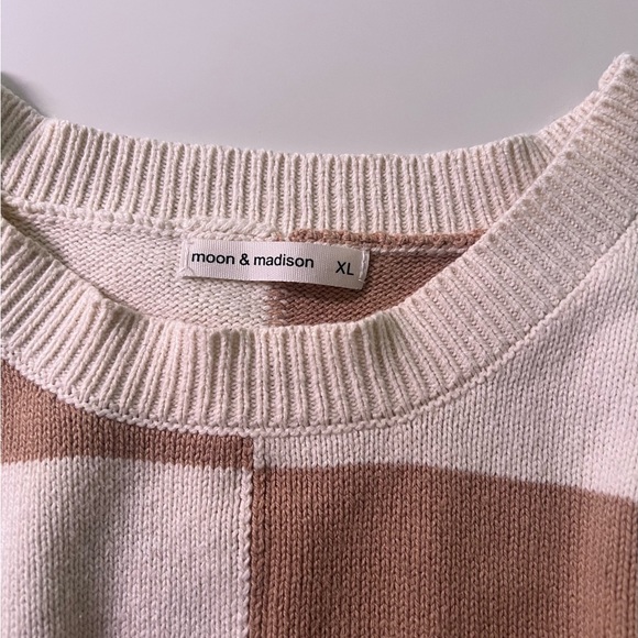 Moon&madison crew neck sleeveless color block sweater in XL.Runs small - Picture 2 of 3